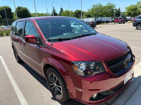 Used 2018 Dodge Grand Caravan SE FWD image 2