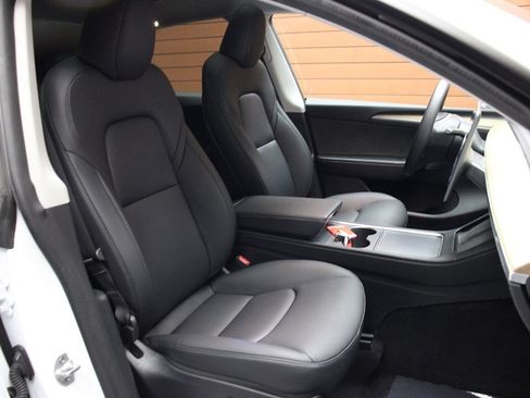 Used 2023 Tesla Model Y Long Range image 32