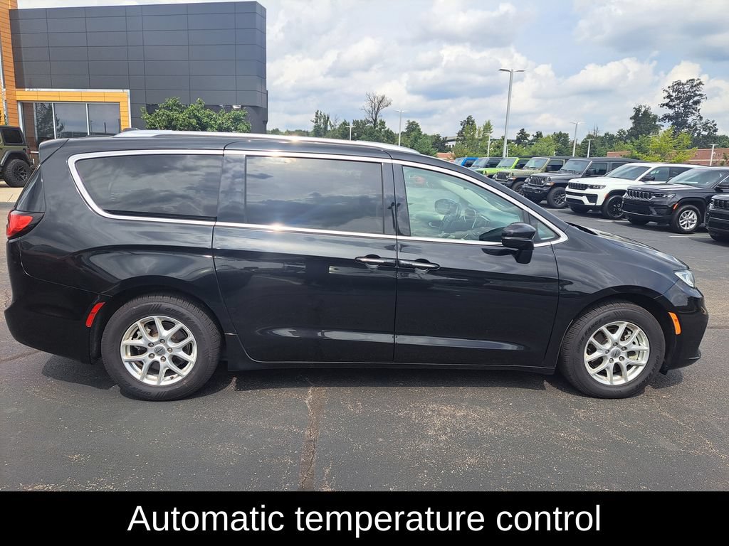 Used 2021 Chrysler Pacifica Touring-L FWD image 2