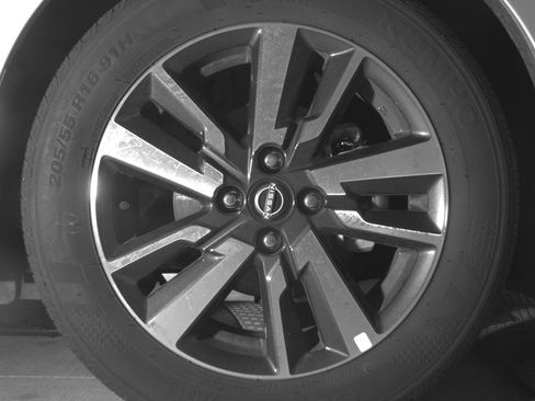 Used 2025 Nissan Versa SV image 13