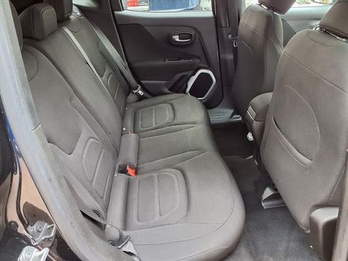 Used 2018 Jeep Renegade Latitude AWD/4WD image 12
