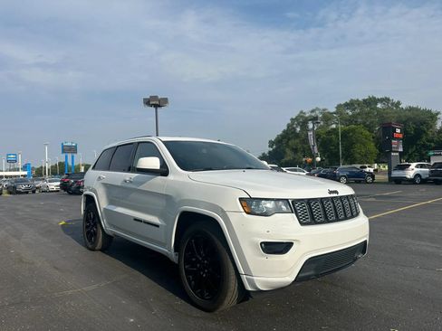 Used 2018 Jeep Grand Cherokee Altitude AWD/4WD image 3