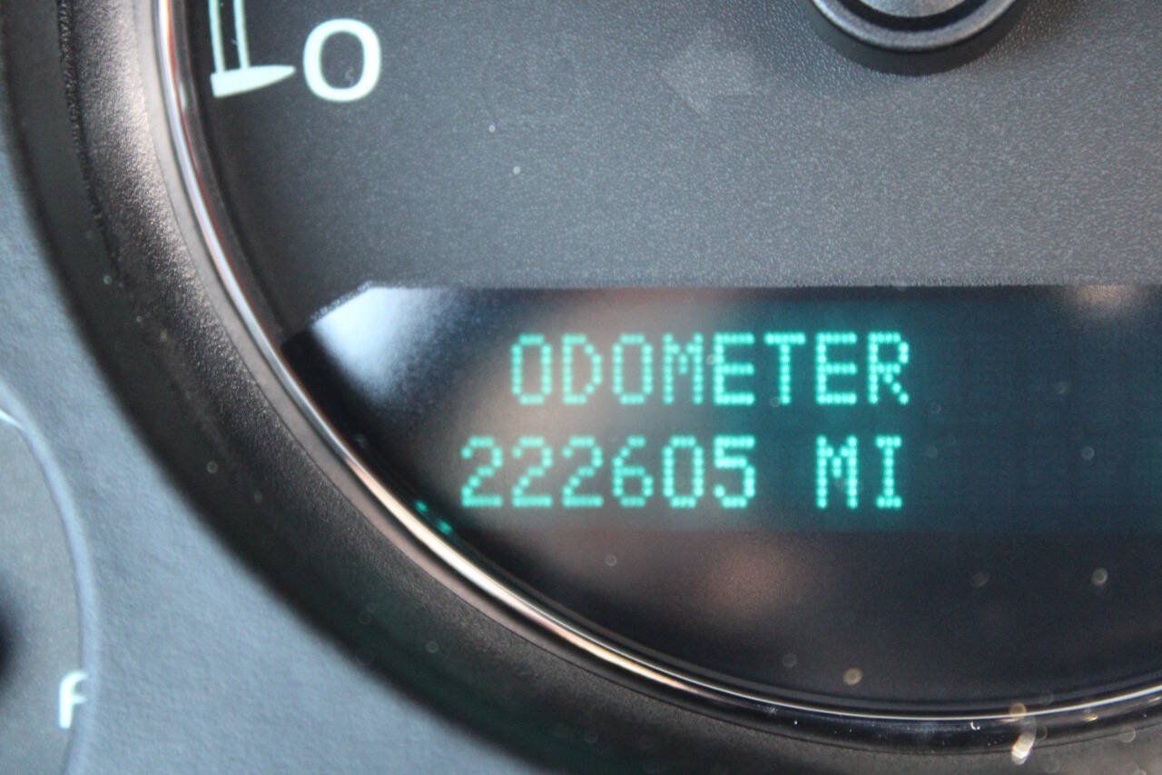 Used 2011 Chevrolet Suburban LTZ AWD/4WD image 17