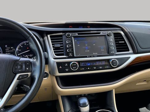 Used 2018 Toyota Highlander Limited Platinum FWD image 7