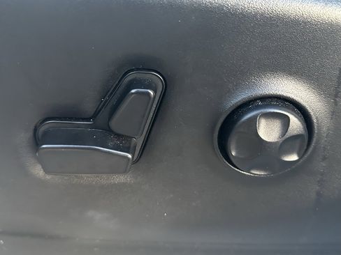 Used 2024 Chrysler Pacifica Touring-L image 19