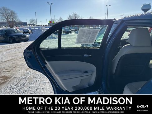 Used 2022 Chrysler 300 Touring L w/ Comfort Group image 27