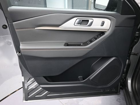 New 2025 Ford Explorer Active w/ Active Comfort Package image 19