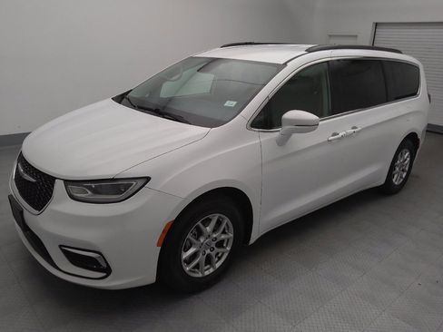 Used 2022 Chrysler Pacifica Touring-L image 2