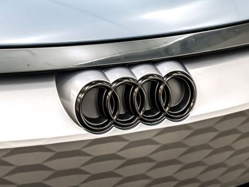 Used 2022 Audi e-tron GT Premium Plus image 14