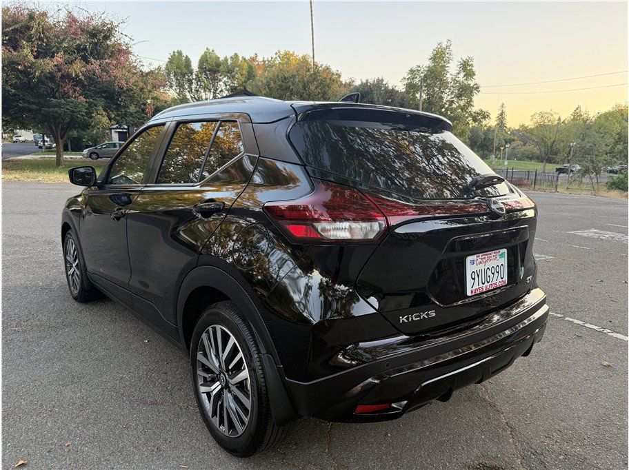 Used 2023 Nissan Kicks SV FWD image 3