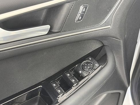 Used 2018 Ford Edge SEL image 25