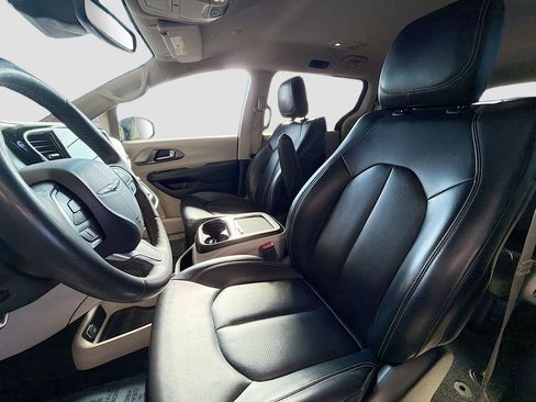 Used 2023 Chrysler Pacifica Touring-L image 22