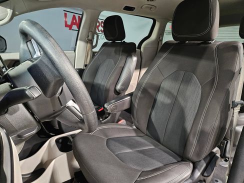 Used 2021 Chrysler Voyager L FWD image 24