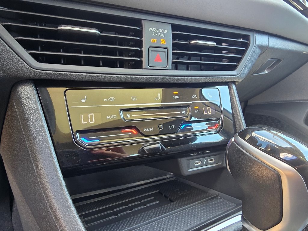 Used 2025 Volkswagen Jetta SE FWD image 22