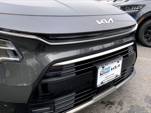 Used 2023 Kia Niro SX image 32