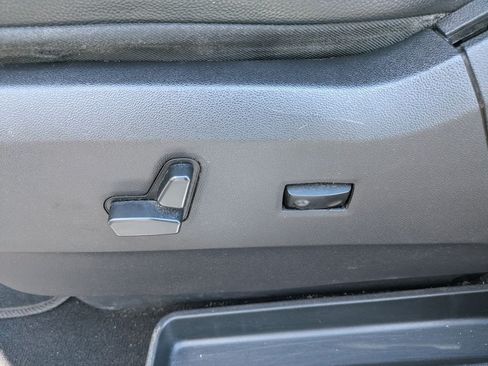 Used 2015 Chrysler Town & Country Touring-L w/ Mopar Premium Addition Group FWD image 23