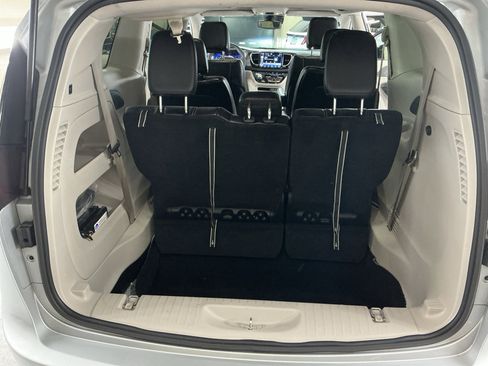 Used 2024 Chrysler Pacifica Touring-L FWD image 14