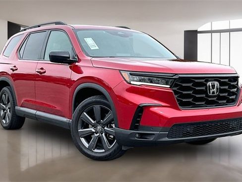 Used 2025 Honda Pilot Sport image 3