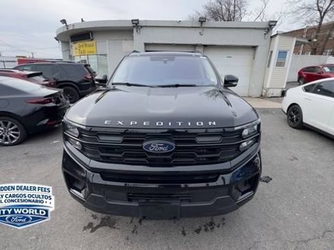 Certified 2025 Ford Expedition Active AWD/4WD image 5