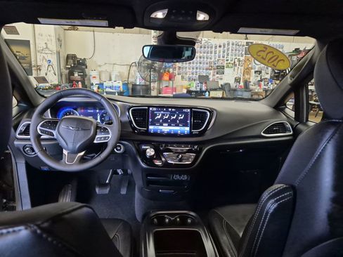Used 2025 Chrysler Pacifica Select FWD image 19