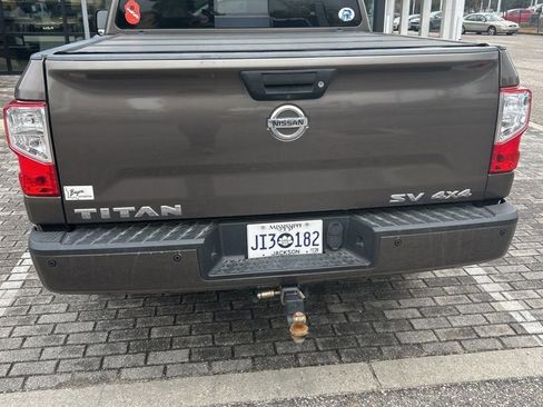 Used 2017 Nissan Titan SV image 10