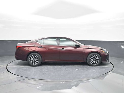 Used 2024 Nissan Altima 2.5 SV image 9