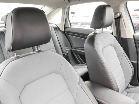 Used 2025 Volkswagen Jetta SE image 38