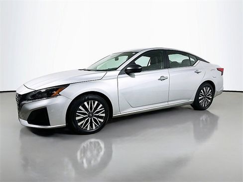 Used 2024 Nissan Altima 2.5 SV image 3