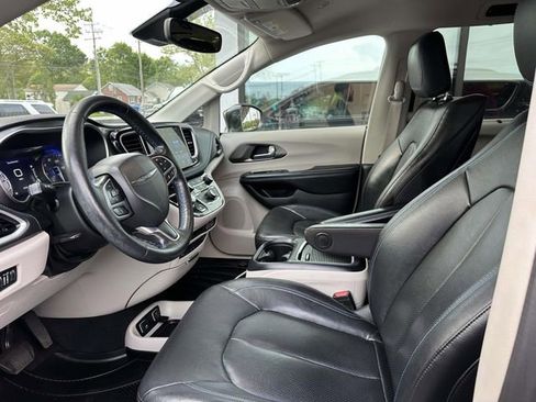Used 2021 Chrysler Pacifica Touring-L w/ Uconnect Theater Family Group FWD image 9