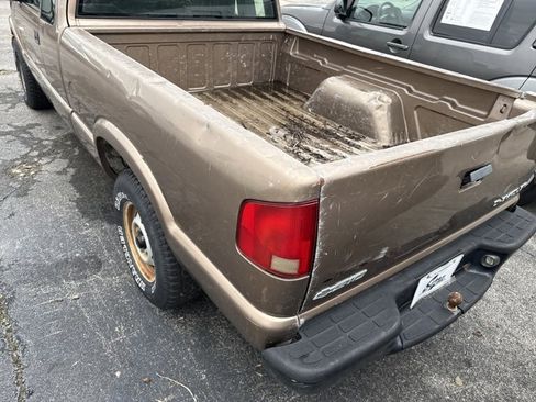 Used 2003 Chevrolet S10 Pickup 4x4 Extended Cab w/ Skid Plate Package image 7