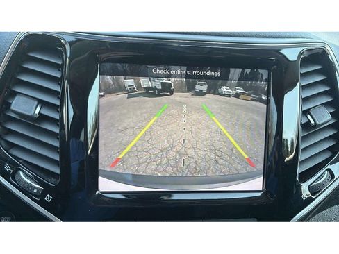 Used 2019 Jeep Cherokee Limited image 17