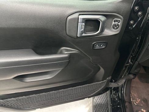 Used 2024 Jeep Wrangler Unlimited image 12