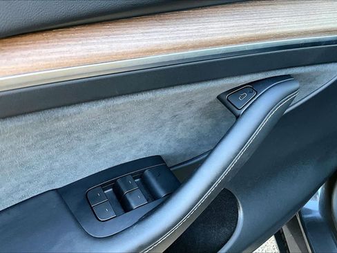 Used 2024 Tesla Model Y Performance image 31