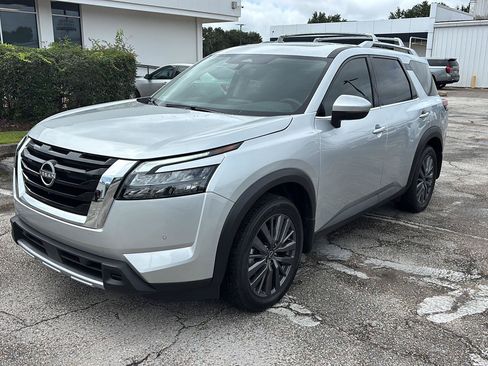 Used 2025 Nissan Pathfinder SL w/ SL Premium Package FWD image 3