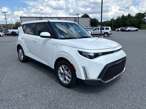 Used 2025 Kia Soul LX w/ LX Technology Package FWD image 10
