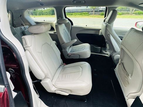 Used 2019 Chrysler Pacifica Touring-L w/ Advanced Safetytec Group FWD image 34