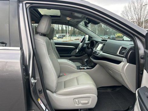 Used 2018 Toyota Highlander XLE image 16