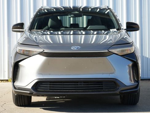 Used 2023 Toyota bZ4X XLE w/ Weather Package image 6