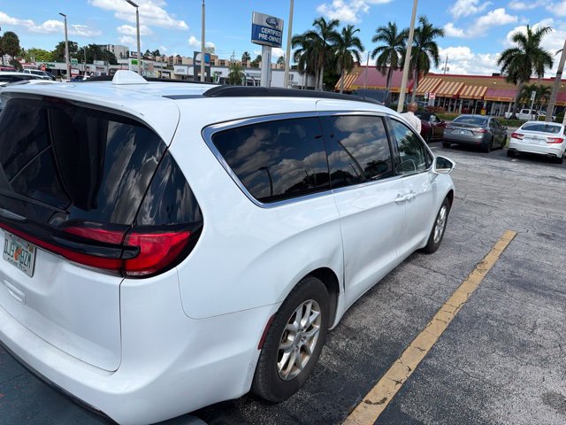 Used 2022 Chrysler Pacifica Touring-L FWD image 5