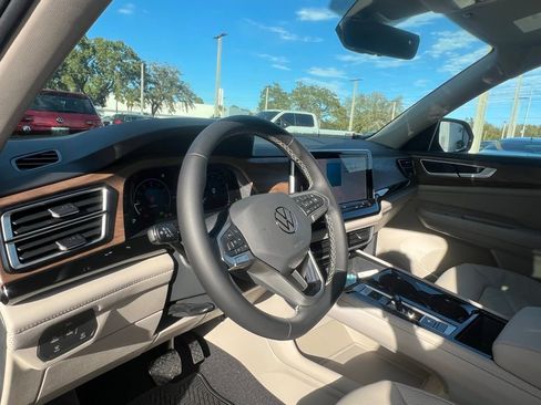 New 2026 Volkswagen Atlas SE FWD image 17