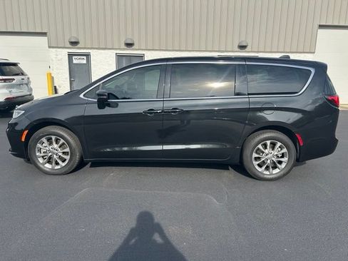 Used 2023 Chrysler Pacifica Touring-L w/ Uconnect Theater Family Group AWD/4WD image 13