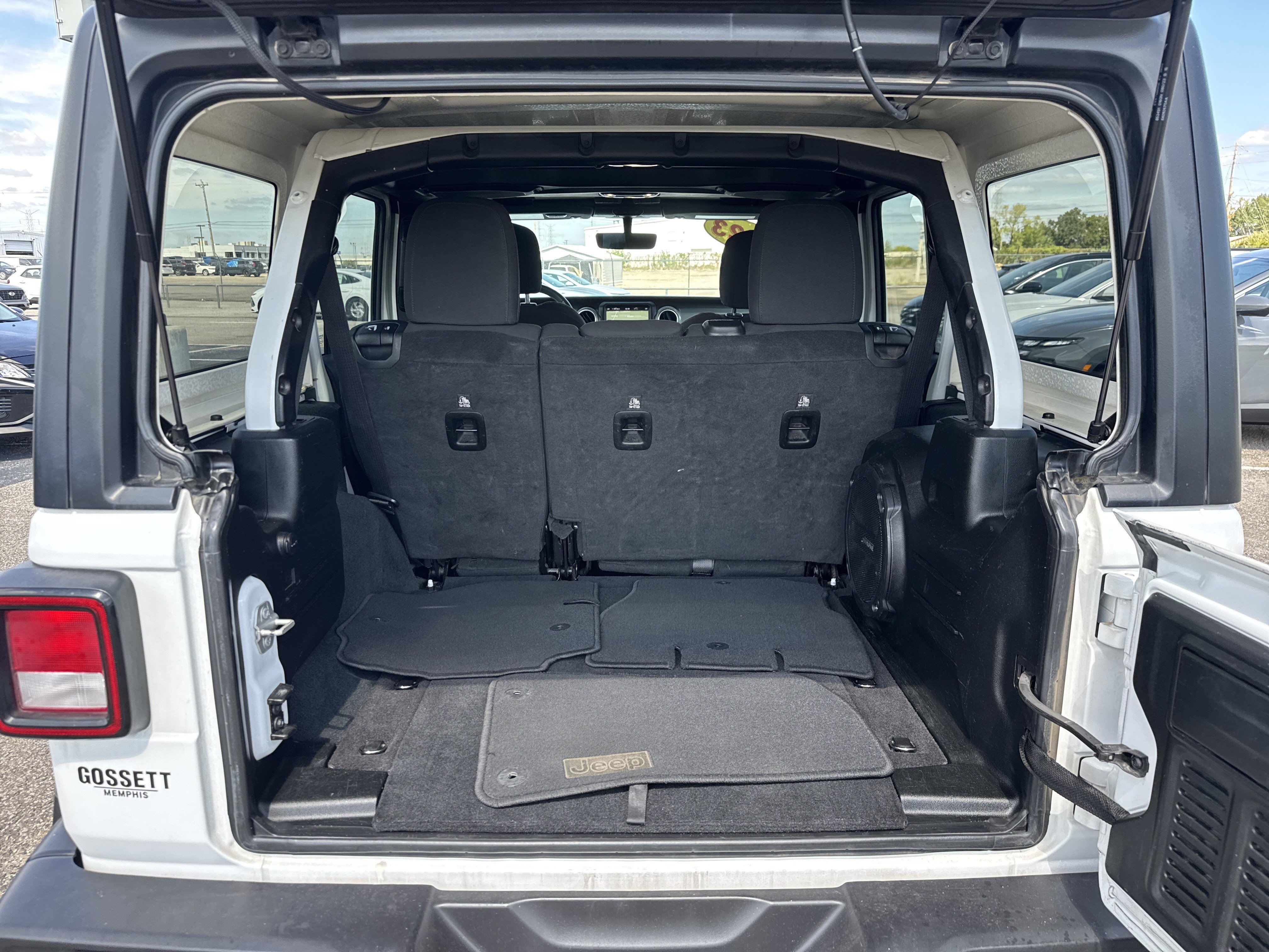 Used 2023 Jeep Wrangler Unlimited Sahara AWD/4WD image 8