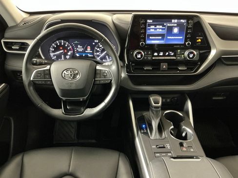 Used 2021 Toyota Highlander XLE AWD/4WD image 9