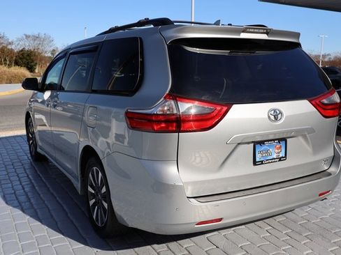Used 2020 Toyota Sienna XLE image 3