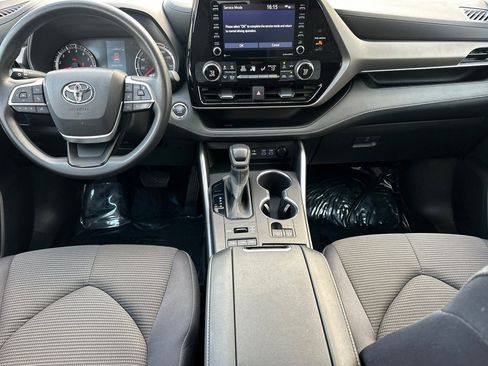Certified 2022 Toyota Highlander L image 17