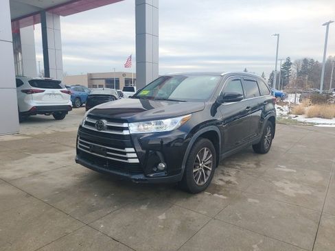Used 2019 Toyota Highlander XLE image 3