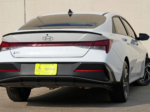 Used 2025 Hyundai Elantra Sport FWD image 4