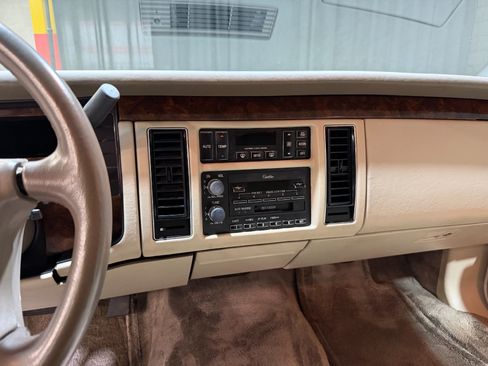 Used 1995 Cadillac Fleetwood Brougham RWD image 60