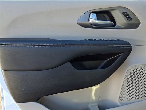 Used 2024 Chrysler Pacifica Touring-L image 12
