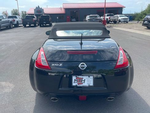 Used 2017 Nissan 370Z Touring RWD image 6